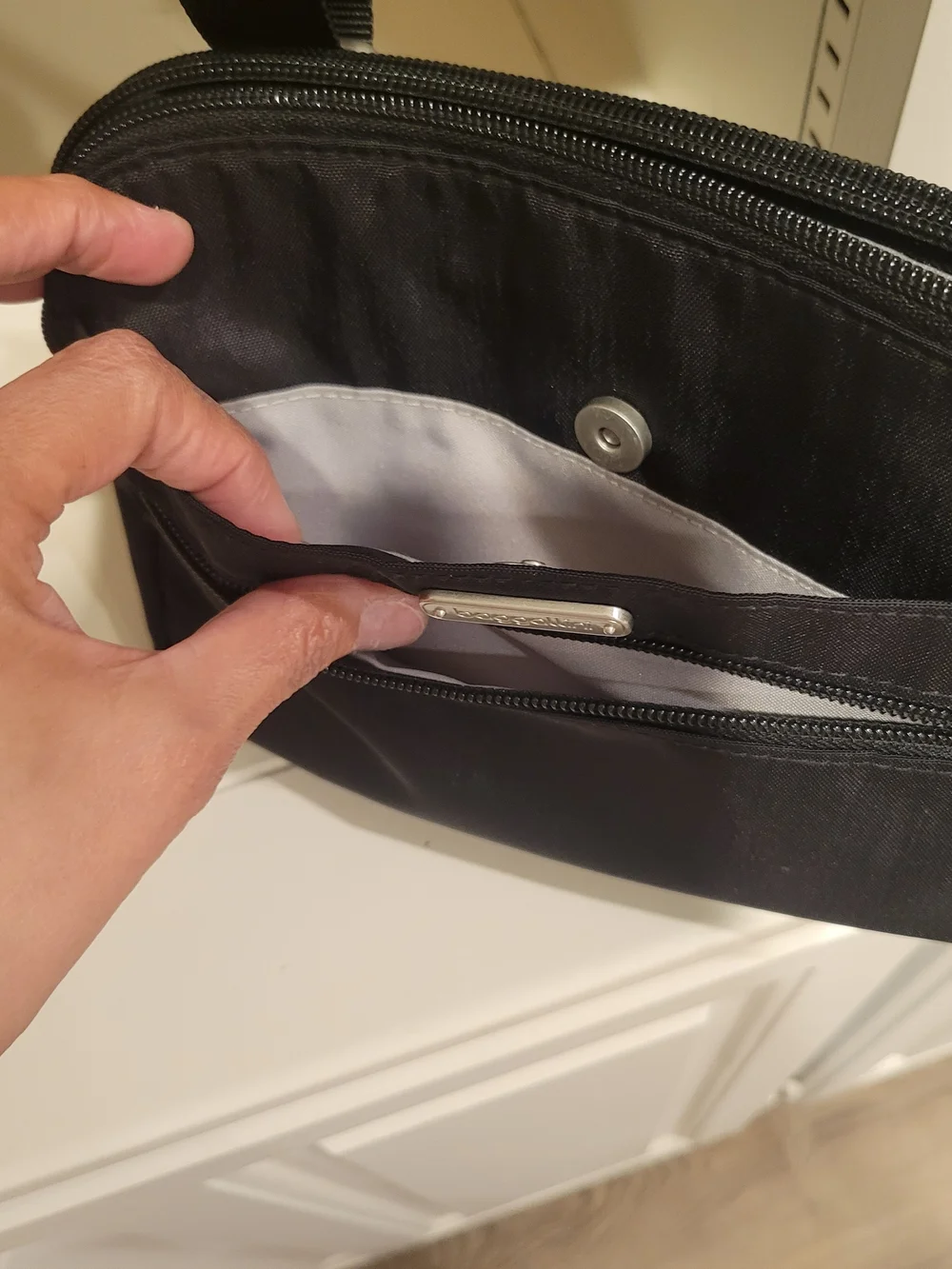 Baggallini Black Nylon Crossbody Messenger - Picture 5 of 7